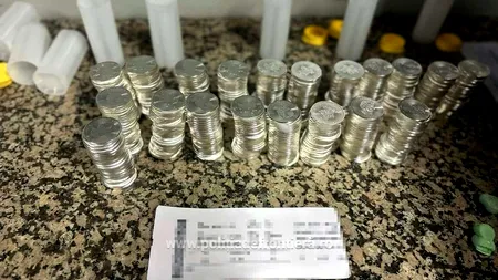 500 monede din metal alb, descoperite în bagajele a doi cetățeni străini care se îndreptau spre Dubai, au fost reținute de autorități