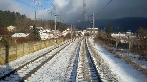 FOTO | Circulaţia trenurilor în vestul ţării se desfăşoară în condiţii de iarnă. CFR Călători anunţă întârzieri