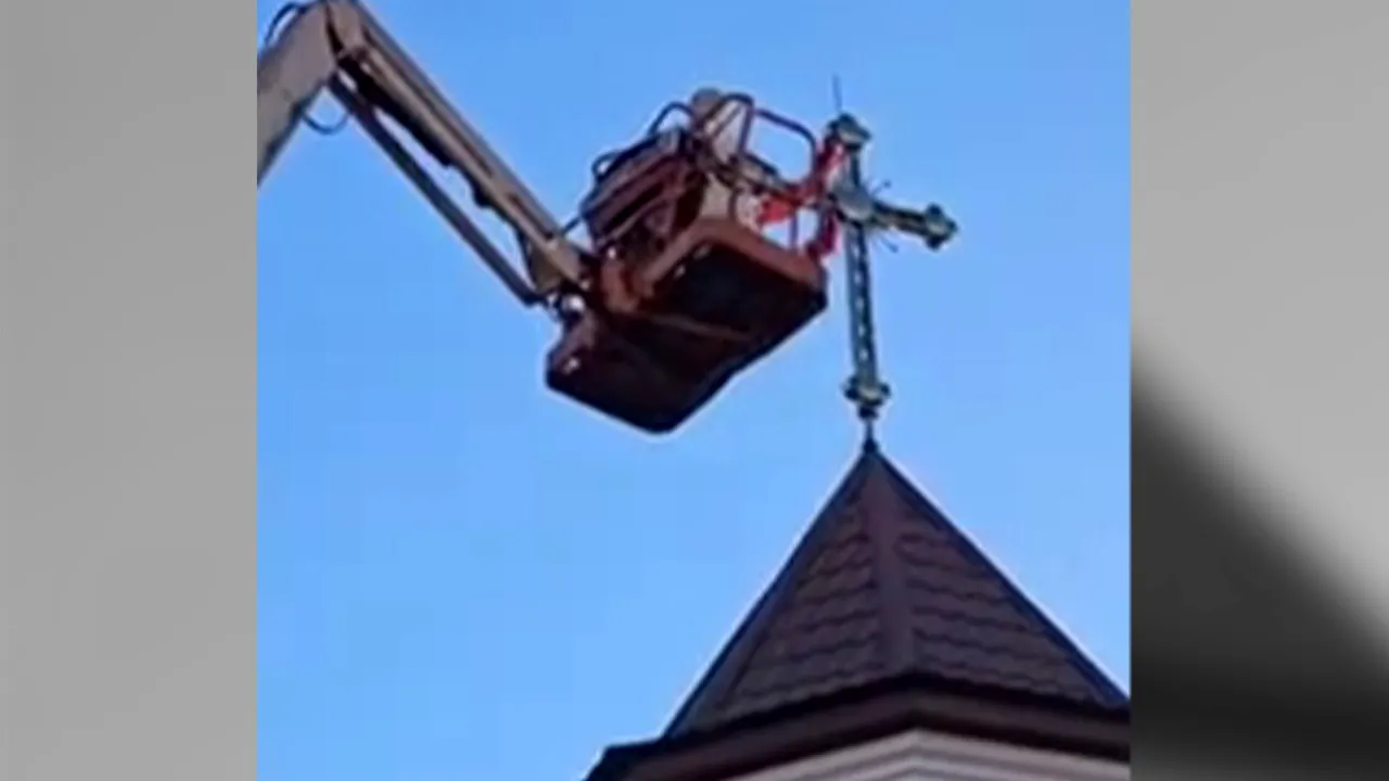 VIDEO | ÎPS Teodosie, din nou într-o ipostază inedită. A fost ridicat cu macaraua pentru a sfinți crucea unei biserici
