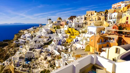 Una dintre cele mai iconice insule din Grecia, sub amenințarea CUTREMURELOR. Mii de oameni au părăsit insula. Școlile au fost închise