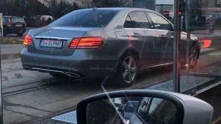 Răspuns arogant al primarului Timișoarei, fotografiat când depășea o coloană de mașini pe linia de tramvai: Circul în regim de urgență. Evident că am fost pe șantier