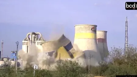 VIDEO | Un turn de răcire de la Azomureş a fost demolat prin implozie. S-au folosit aproximativ 60 de kilograme de explozibil