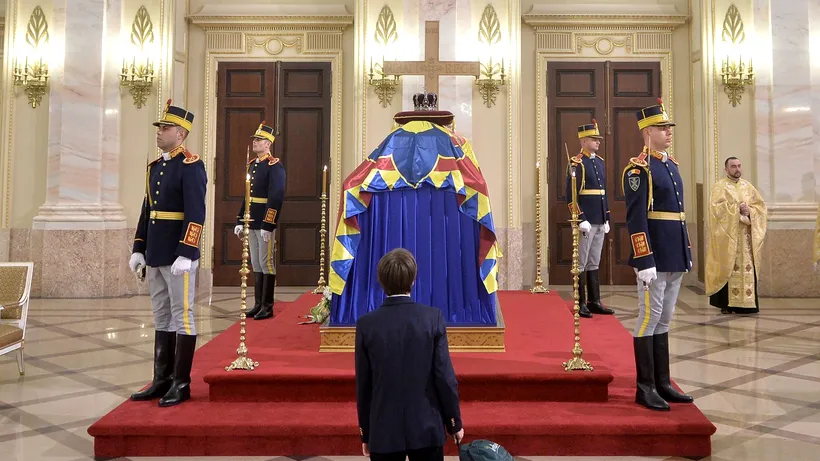 Cine este băiatul care a îngenuncheat la catafalcul Regelui Mihai. Fotografia emoționantă a făcut înconjurul lumii: Am făcut ce am simțit