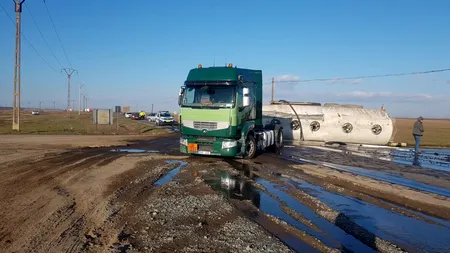 VIDEO. Cisternă încărcată cu motorină, răsturnată pe un drum județean din Brăila