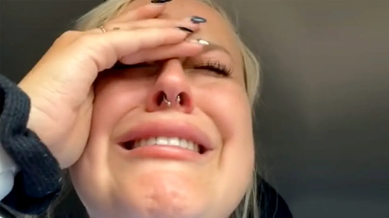 Tânăra din imagine a intrat într-un salon profesionist pentru a-și tatua jumătate de fluture. IREAL ce a ieșit, de fapt