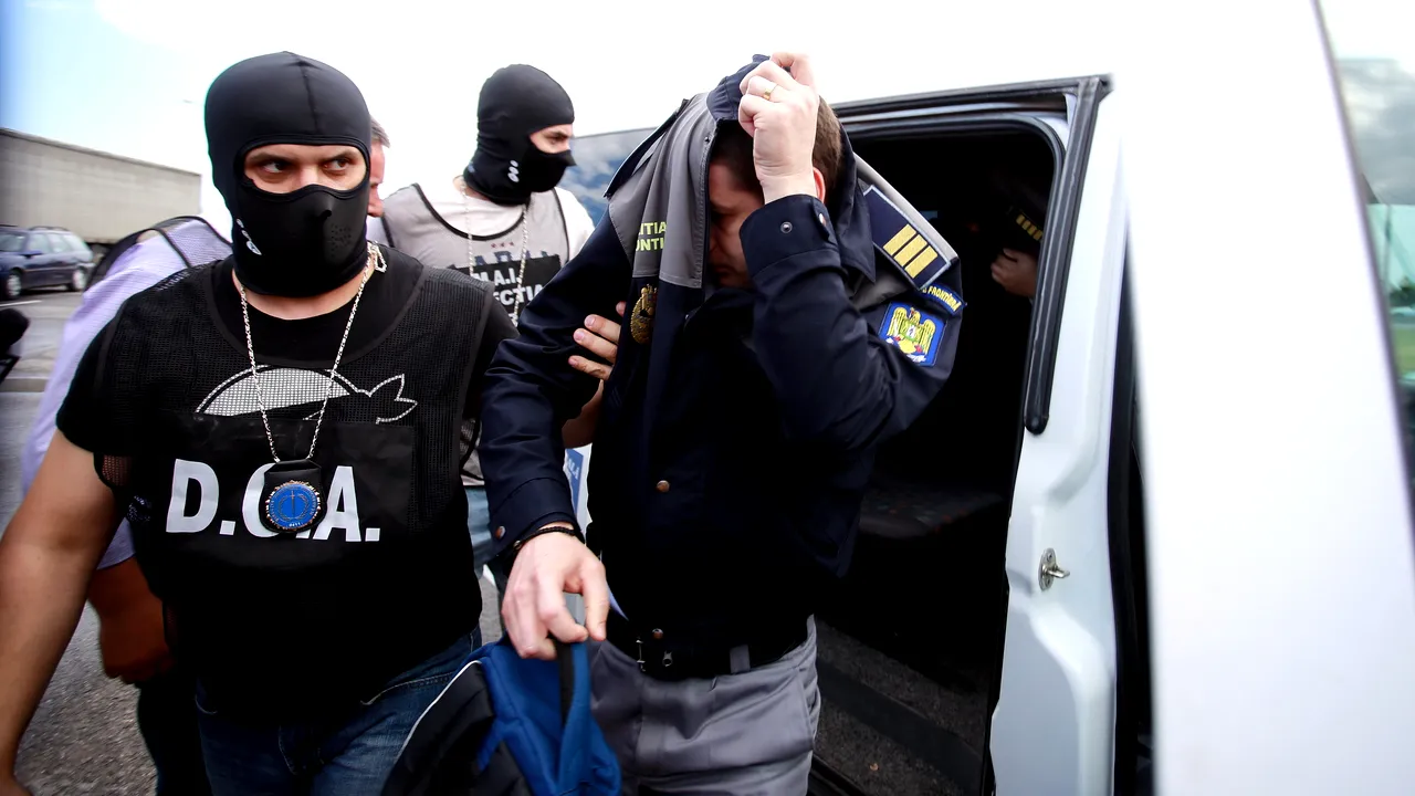 Un bărbat a fost ARESTAT, după ce o fată A CĂZUT de la etaj. Tânărul îi vânduse DROGURI