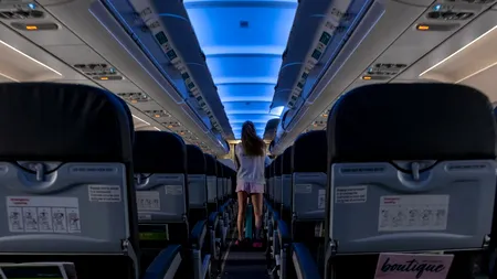 Fetiță ÎNCUIATĂ în toaleta unui avion de două pasagere, cu acordul bunicii sale, pentru că plângea. Bătrâna le-a dat permisiunea să o „educe”