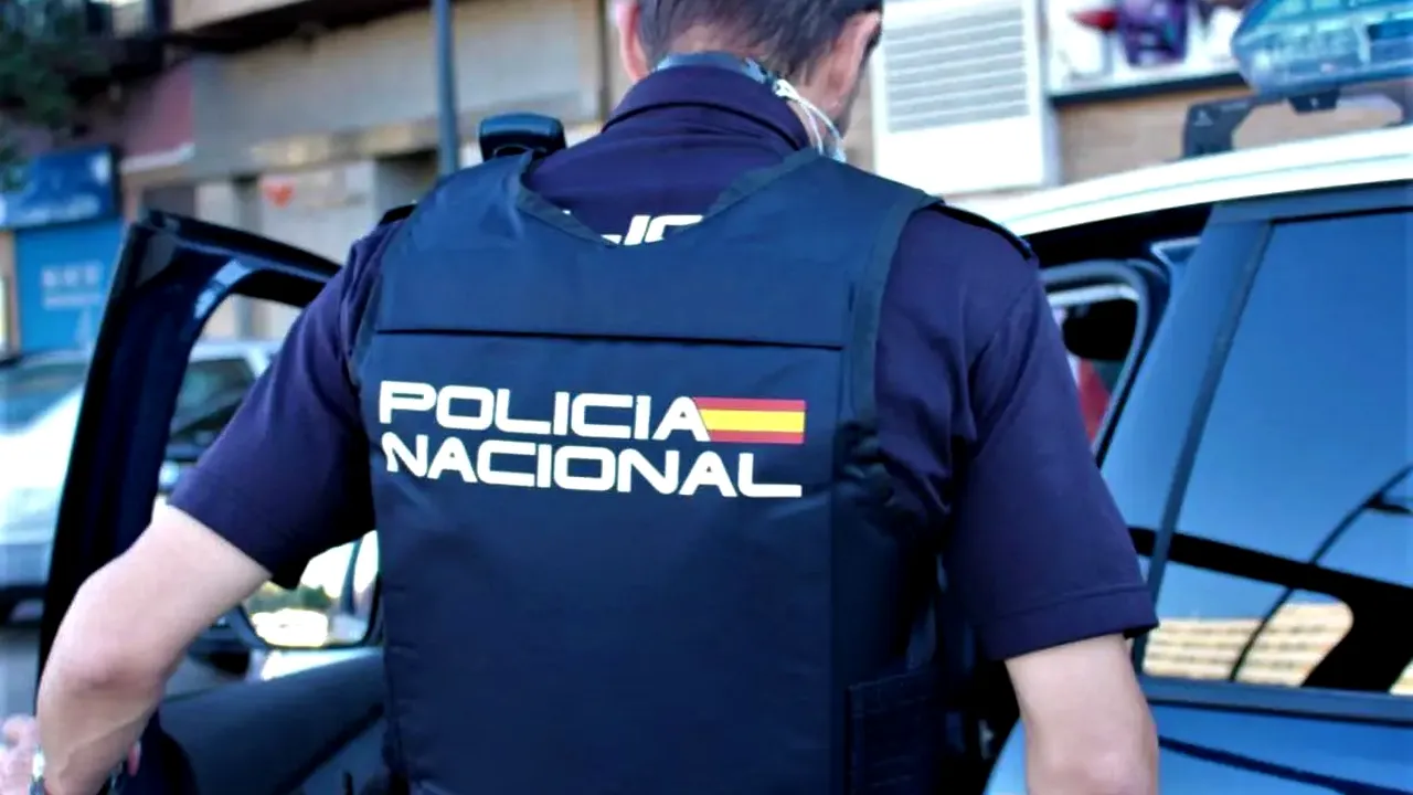 Un român a găsit un cadavru într-o valiză aruncată la gunoi, în Spania