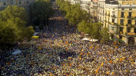 Mii de manifestanți cer rămânerea Cataloniei ca parte a Spaniei și rezolvarea pașnică a situației