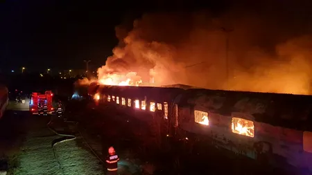 FOTO-VIDEO | Un incendiu puternic a izbucnit în zona Triajului de pe Calea Giulești. Mai multe vagoane dezafectate au fost cuprinse de flăcări