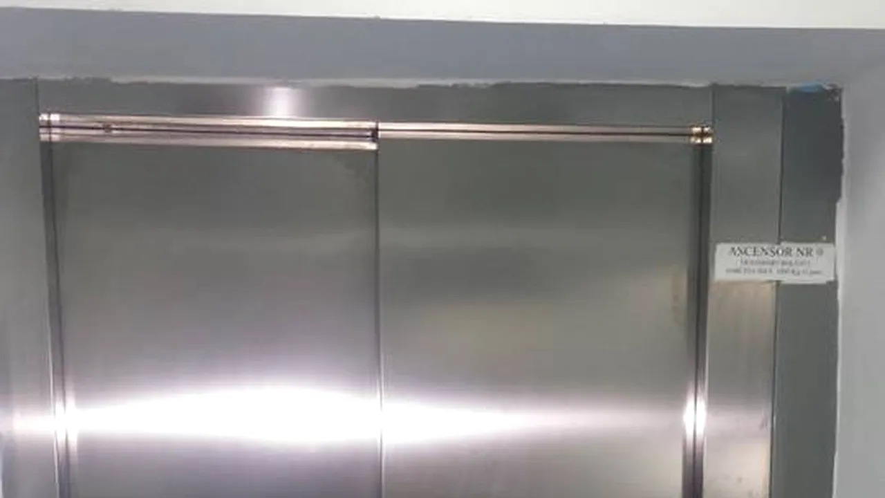 Păi ce.. nepoții mei mănâncă PUFULEȚI? Sunt de familie bună! Scenă revoltătoare în liftul care duce la copiii bolnavi de CANCER