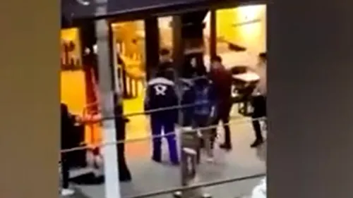 VIDEO | Bătaie ca în filme, în fața unui club din Vișeu de Sus. Un tânăr a ajuns la spital, în stare gravă. De la ce a izbucnit scandalul