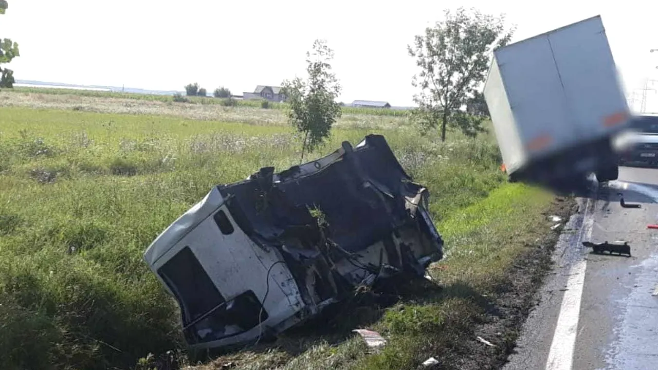 Accident teribil în Dâmbovița, după ce două mașini și un TIR s-au ciocnit. Bilanț: Patru morți și un rănit grav - FOTO