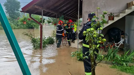O femeie și doi copii, salvați din casă după inundațiile puternice din Alba. Apa ajunsese la un metru în locuința acestora | FOTO, VIDEO