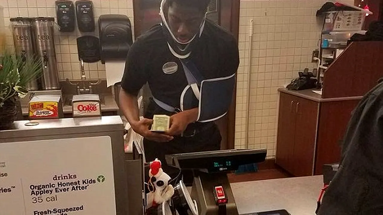 Acest tânăr a lucrat purtând guler cervical și proteză la mână. Motivul pentru care a făcut asta l-a făcut însă celebru în toată lumea