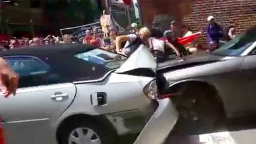 O mașină a intrat cu viteză în mulțime, la un miting al extremiștilor în SUA. VIDEO ȘOCANT