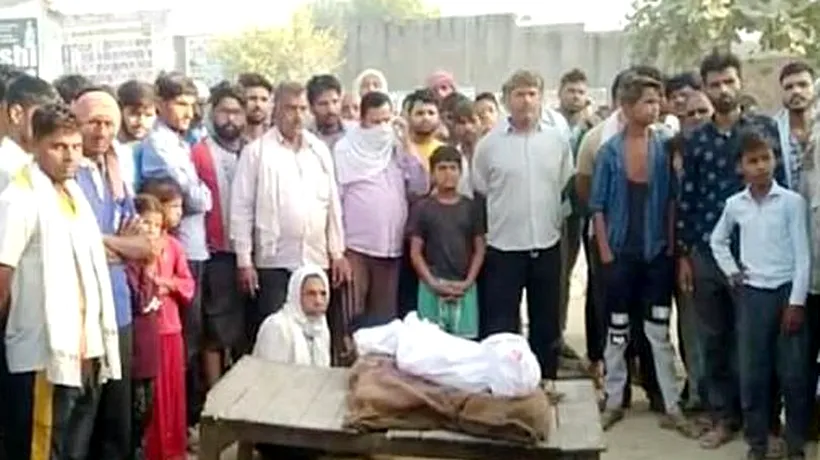 Caz cutremurător: Părinții unei fetițe decedate după un viol brutal i-au așezat corpul în mijlocul drumului. Protest cutremurător