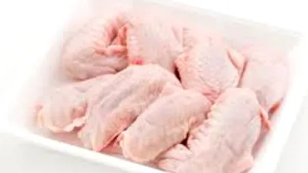 Carnea de pui s-ar putea scumpi în acest an, din cauza majorării prețurilor la utilități, carburanți și cereale. Ce procent estimează fermierii și producătorii