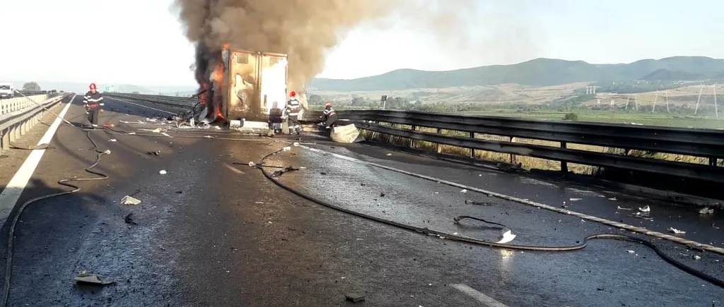 Accident pe A1 Sibiu – Deva. Un autotren s-a răsturnat și a luat foc (Galerie FOTO)