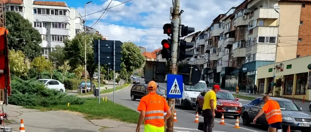 FOTO | O trecere de pietoni din Slatina a fost trasată direct către un stâlp de iluminat. Fotografiile făcute de un trecător au devenit virale