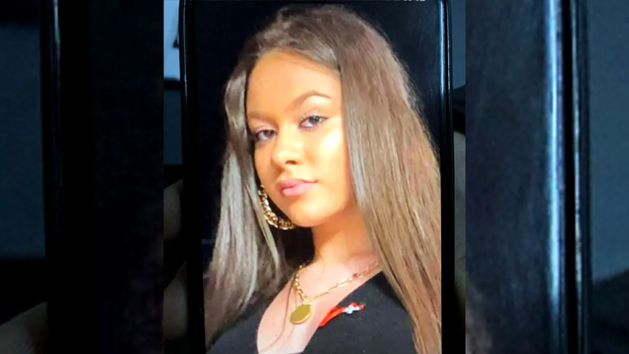 Fată de 14 ani, dispărută în București. Florentina este căutată de polițiști