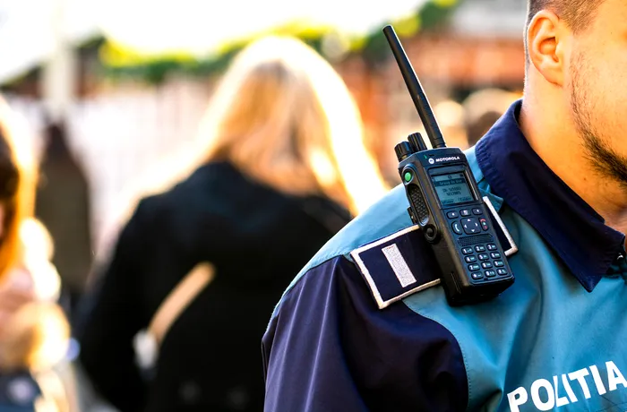 Locuitorii unui cartier din Huși au ajuns terorizați de o bunicuță de 76 de ani. Vecinii au cerut ordin de protecție