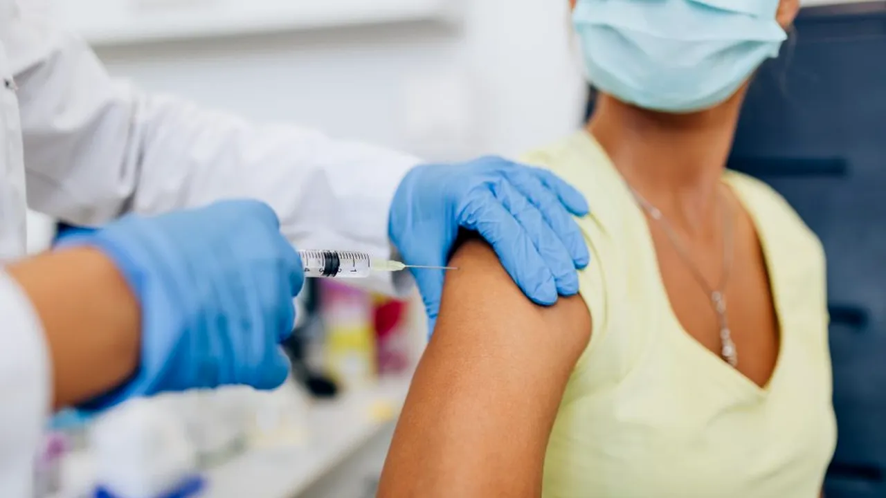 Specialist din Anglia, anunț teribil: “Niciun vaccin nu a fost vreodată 100% eficient. Cei imunizați anti-COVID pot răspândi, în continuare, boala!”