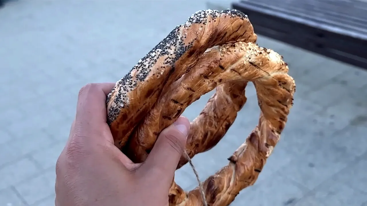 Cât a plătit Alexandru din București pentru 2 covrigi în Mamaia: 