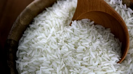 De ce să adaugi o linguriță de oțet în apa în care fierbi orezul. La ce ajută acest truc