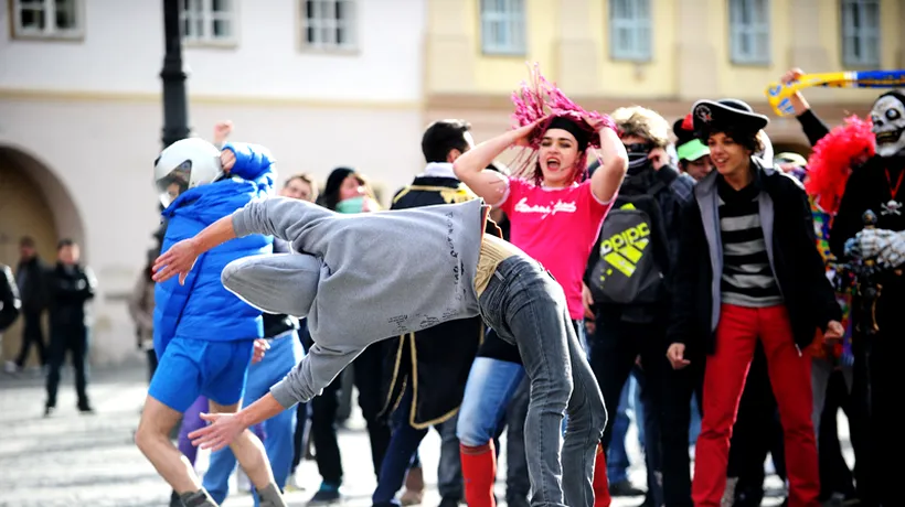 Două sute de tineri au dansat Harlem Shake în centrul Sibiului - VIDEO