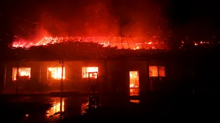 Incendiu puternic izbucnit la o hala de depozitare din Alba. Nu există victime