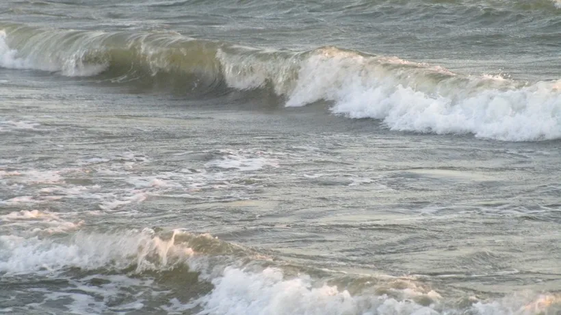 Un rus a fost luat de valurile mării Negre, în Costinești. Bărbatul făcea surfing, apoi nu a mai fost văzut