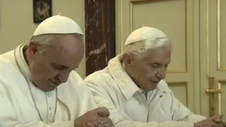 Papa Francisc și Papa emerit Benedict al XVI-lea, 94 de ani, au fost imunizați cu cea de-a treia doză de vaccin anti-COVID-19