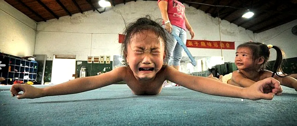 LONDRA 2012. Cum sunt BRUTALIZAȚI copiii chinezi la antrenamentele din bazele de antrenament ca niște închisori din secolul al XIX-lea. GALERIE FOTO