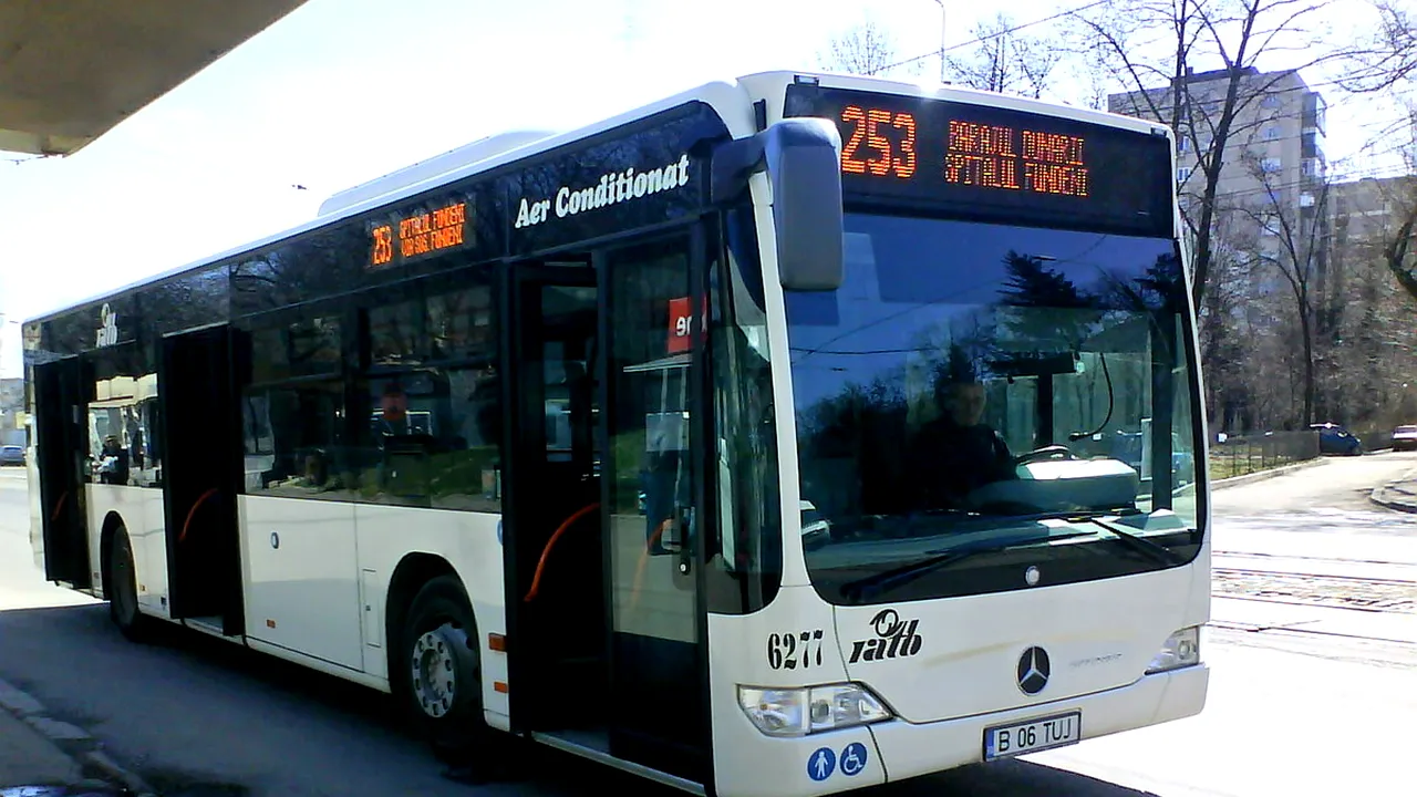 Un bărbat s-a tăiat la mâini, iar o femeie la picior, după ce un geam s-a spart în interiorul unui autobuz din Capitală