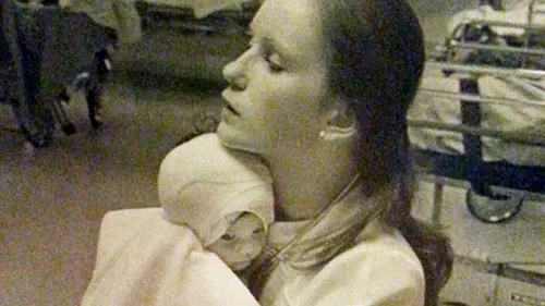 O femeie a suferit arsuri grave pe când era bebeluș. După 38 de ani s-a întâlnit cu asistenta medicală care a îngrijit-o. GALERIE FOTO