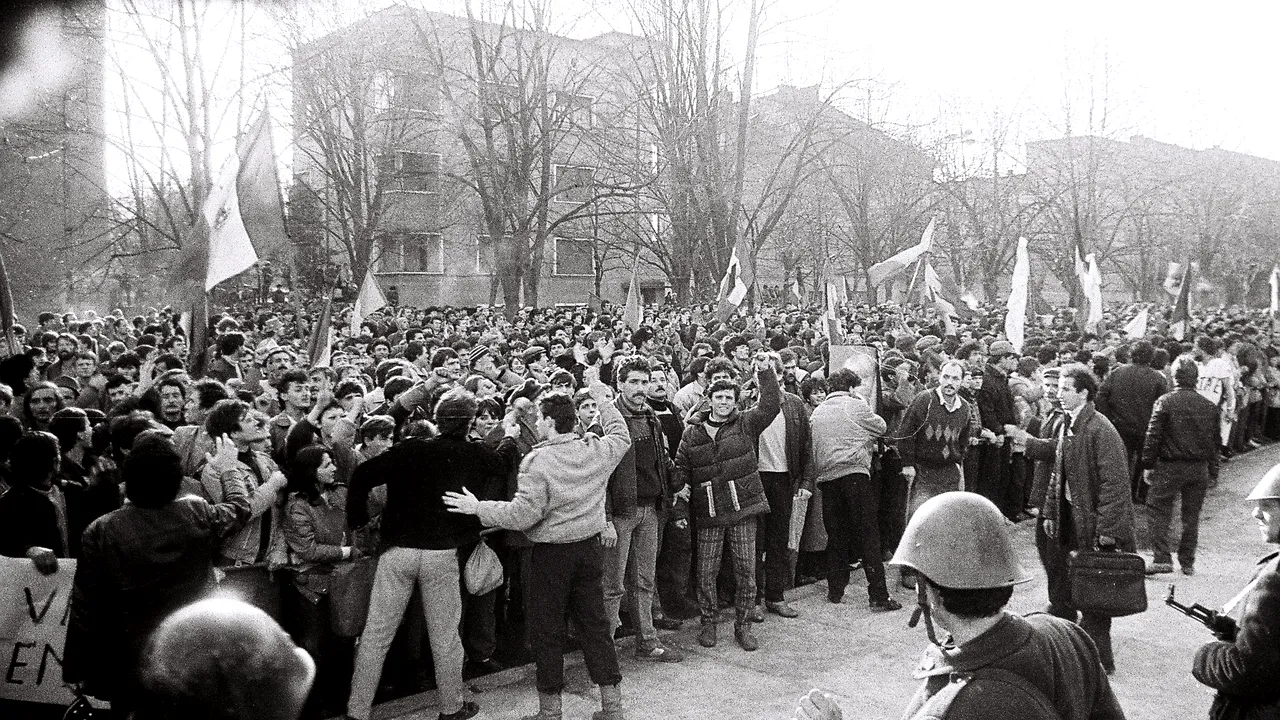 Se întâmplă în România: timișorenii care au vrut să aprindă lumânări pentru eroii Revoluției au găsit catedrala ÎNCHISĂ