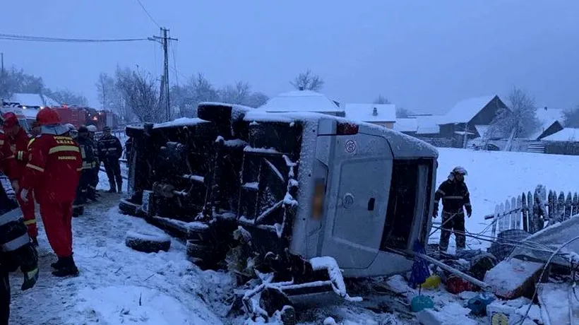 Accident grav în Harghita. Un microbuz cu 20 de oameni s-a răsturnat: doi morți și șapte răniți