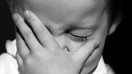 Un băiețel din Botoșani a fost bătut măr în ziua de Crăciun de câțiva indivizi