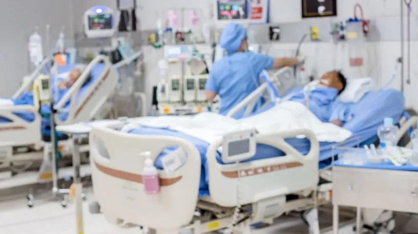 Medicii din Buhuși au salvat un pacient bolnav de COVID, nevaccinat, în stare gravă. Bărbatul ajunsese la spital cu plămânii afectați 80% și saturație 50