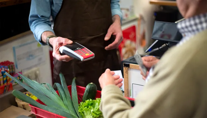 Câți dolari câștigă pe lună un român care lucrează casier într-un supermarket din SUA. Este plătit pe oră!
