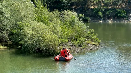Pompierii au intervenit pentru SALVAREA a două persoane, surprinse de apă pe o insulă în zona Barajului râului Argeș. Detalii de ULTIMĂ ORĂ!