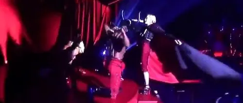 Madonna a fost protagonista unui moment jenant la Brit Awards 2015. Cum a încurcat-o un obiect vestimentar
