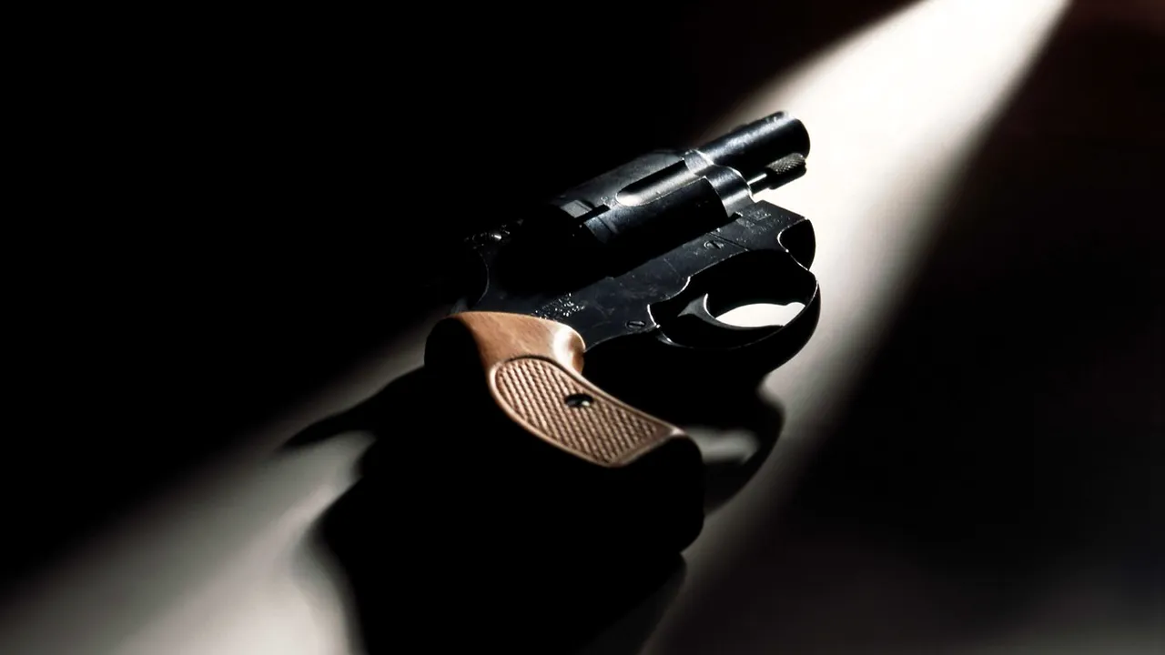 Administratorul unei parcări din centrul Capitalei, amenințat cu arma de un client. Poliția l-a prins rapid pe individ. Cine este scandalagiul