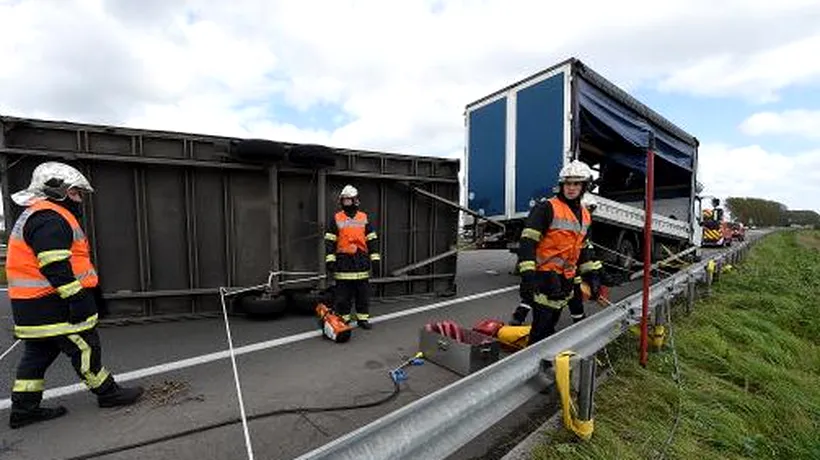 Remorca unui camion din România s-a răsturnat din cauza vântului, pe o autostradă din Franța