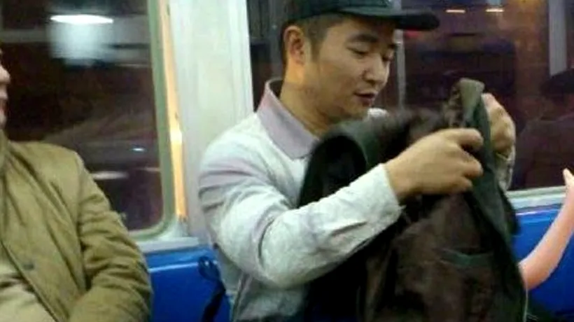 GALERIE FOTO: Ce face un chinez în timp ce merge cu metroul