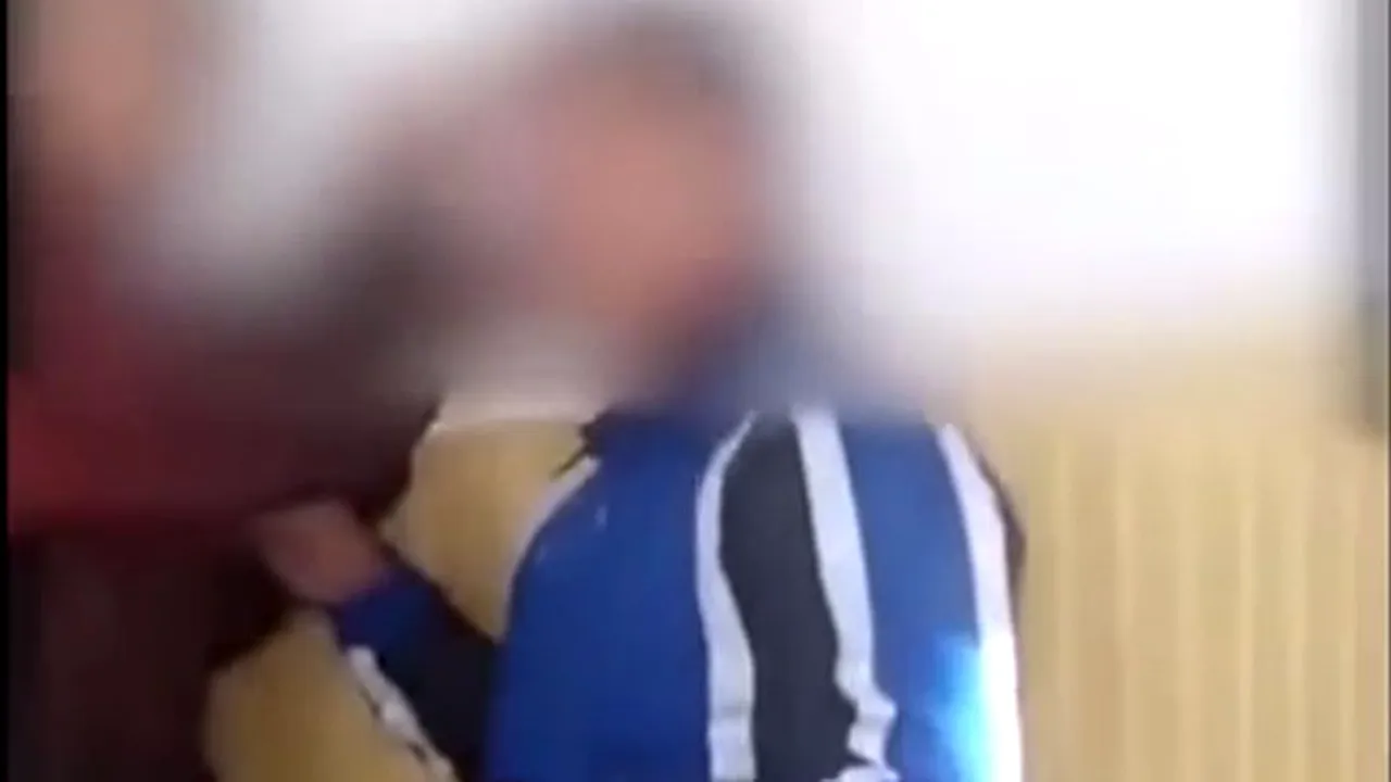 11 elevi din Slatina, notă scăzută la purtare după ce s-au filmat în timp ce umileau un coleg