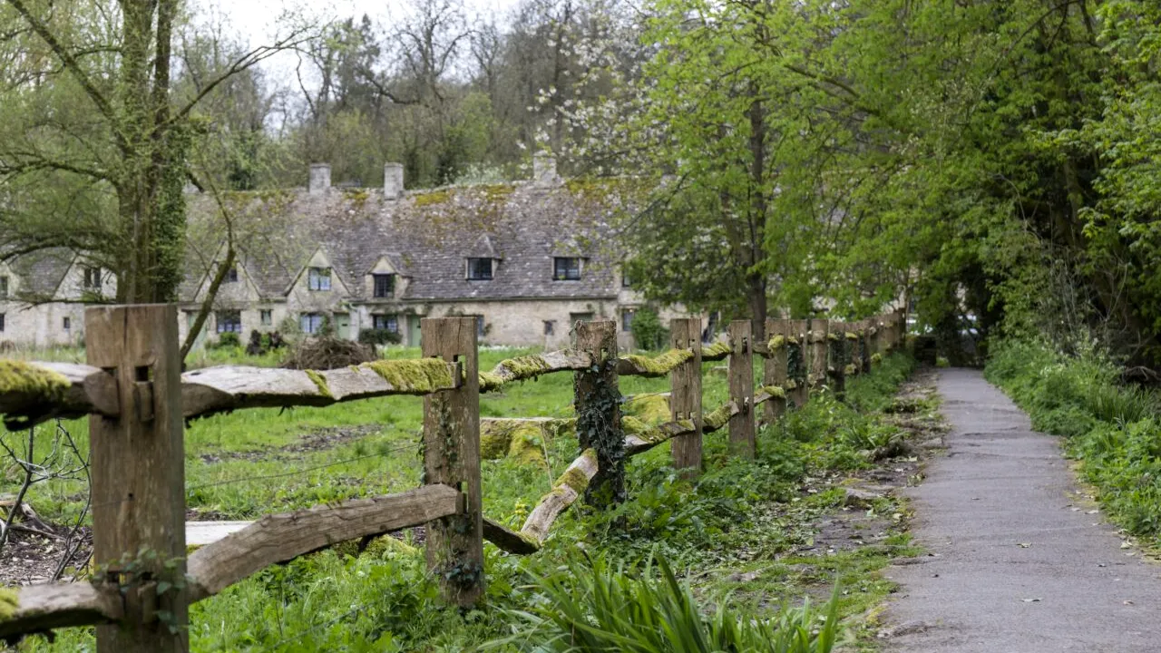 Cel mai frumos sat din Marea Britanie, asaltat de turiști. Localnicii sunt nemulțumiți de numărul uriaș de vizitatori