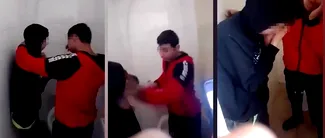 VIDEO | Caz șocant într-un liceu din Bacău. Un elev a fost bătut și umilit de un coleg care a vrut să îl bage cu capul în vasul de toaletă/ „Noi ne jucăm. Suntem prieteni buni. Eu glumesc cu tine”