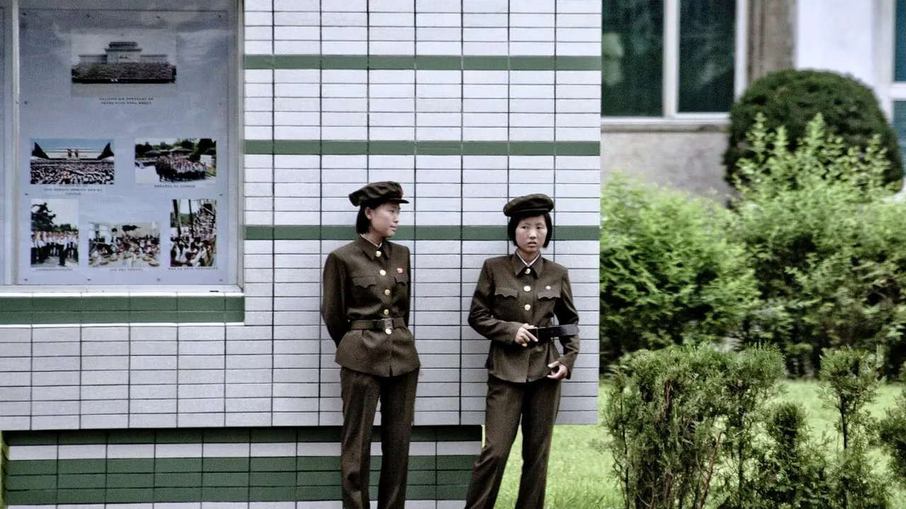 În țara în care toată lumea se îmbracă la fel, un oraș încearcă să afle ce e moda